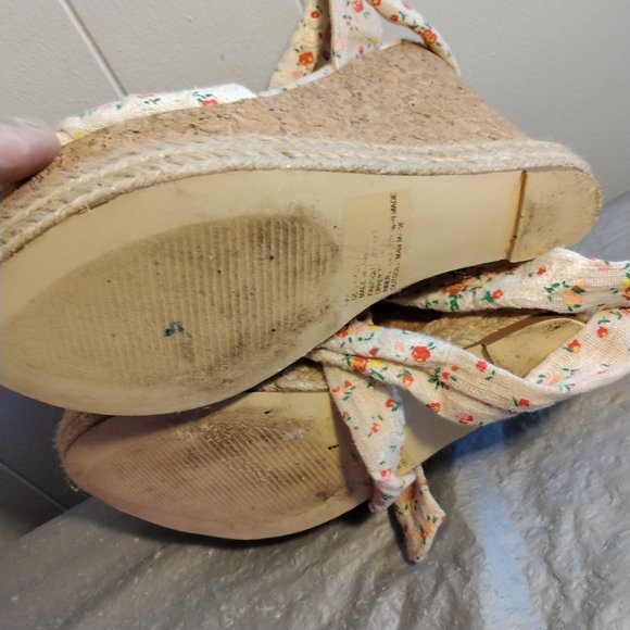 Shoe Dazzle White Floral Wedges 10 Sandals - Picture 3 of 10
